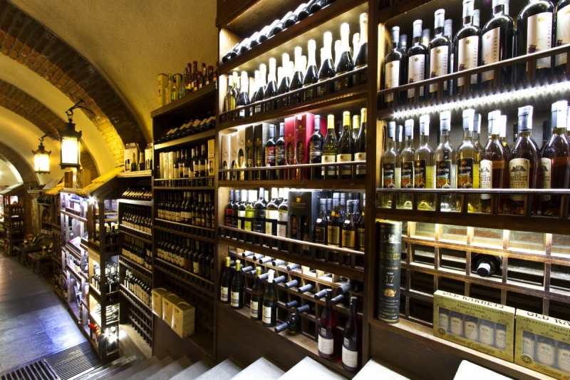 vitrine-NEOULES-min_world_street_travel_shop_canon_georgia_wine_bottles-429767